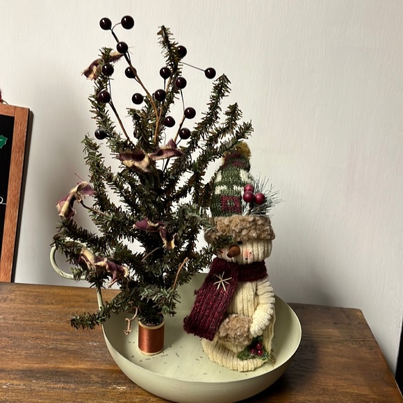 Primitive holiday decor snowman and tree - Picture 1 of 3